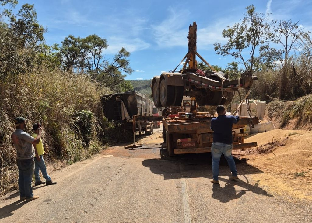 Caminhão carregado com soja tomba na Serra do Zico e interdita rodovia por 24 horas em Coromandel | Patos Agora - A notícia no seu tempo - 