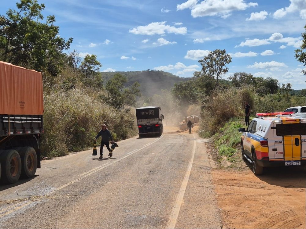 Caminhão carregado com soja tomba na Serra do Zico e interdita rodovia por 24 horas em Coromandel | Patos Agora - A notícia no seu tempo - 