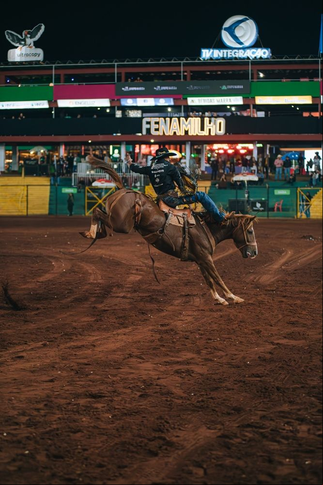 Abertura do Rodeio Fenamilho 2025 emociona o público e dá início ao último final de semana da festa | Patos Agora - A notícia no seu tempo - 