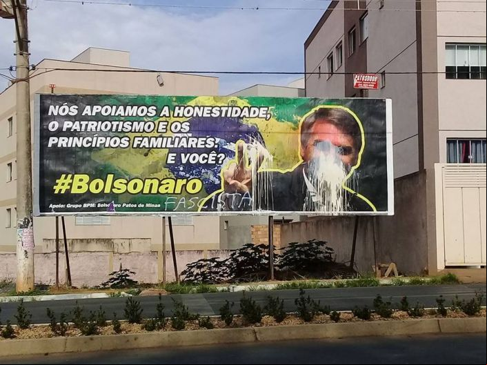 Picharam o outdoor na rua Major Gote e apoiadores comentaram tal ato.