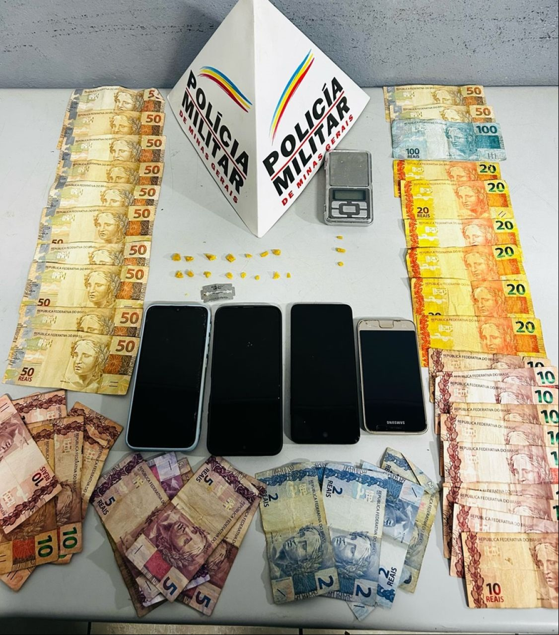PM prende casal e apreende drogas em operação no Centro de Patos de Minas